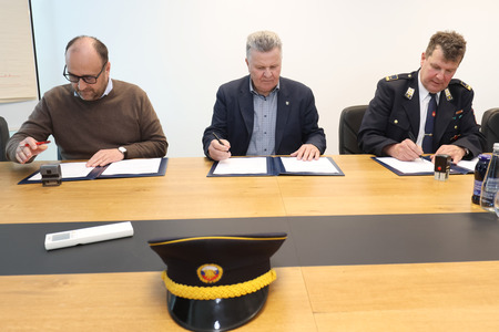 PODPIS POGODBE PGD CAJNARJE 05 FOTO LJUBO VUKELIČ